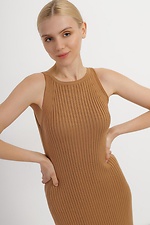 Вязаное трикотажное платье с разрезом коричневого цвета  4038409 фото №2