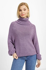 Вязаный женский свитер с высоким воротником сиреневого цвета.  4038417 фото №1