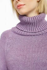 Dzianinowy sweter damski z wysokim kołnierzem w kolorze liliowym.  4038417 zdjęcie №4