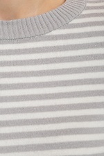 Женский вязаный джемпер серого цвета с длинным рукавом в полоски  4038423 фото №4