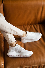 Perforierte sommerliche Sneaker aus weißem Leder  8019423 Foto №2