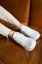 Perforierte sommerliche Sneaker aus weißem Leder  8019423 Foto №3