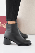 Schwarze Damen-Lederstiefel fr Frhling und Herbst  2505425 Foto №3
