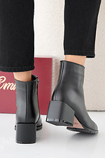 Schwarze Damen-Lederstiefel fr Frhling und Herbst  2505425 Foto №4