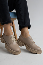Весенние женские туфли на платформе в спортивном стиле из натуральной кожи бежевого цвета  8019428 фото №5