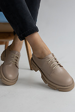 Весенние женские туфли на платформе в спортивном стиле из натуральной кожи бежевого цвета  8019428 фото №6