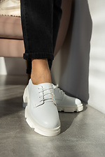 Весенние женские туфли на платформе в спортивном стиле из натуральной кожи белого цвета 8019429 фото №2