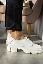 Весенние женские туфли на платформе в спортивном стиле из натуральной кожи белого цвета 8019429 фото №3