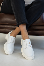 Весенние женские туфли на платформе в спортивном стиле из натуральной кожи белого цвета 8019429 фото №4