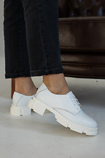 Весенние женские туфли на платформе в спортивном стиле из натуральной кожи белого цвета 8019429 фото №5