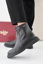 Schwarze Damen-Lederstiefel für Frühling und Herbst  2505430 Foto №1