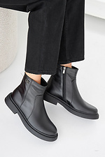 Schwarze Damen-Lederstiefel für Frühling und Herbst  2505430 Foto №2