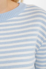 Dzianinowy sweter damski w kolorze niebieskim z długim rękawem  4038430 zdjęcie №4