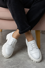 Весенние женские туфли на платформе в спортивном стиле из натуральной кожи белого цвета 8019430 фото №2