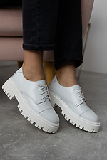 Весенние женские туфли на платформе в спортивном стиле из натуральной кожи белого цвета 8019430 фото №3