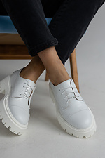 Весенние женские туфли на платформе в спортивном стиле из натуральной кожи белого цвета 8019430 фото №5