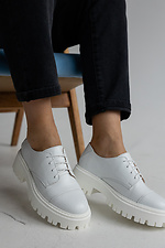 Весенние женские туфли на платформе в спортивном стиле из натуральной кожи белого цвета 8019430 фото №6