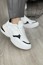 Кожаные женские кроссовки белого цвета с черными вставками 8018433 фото №1