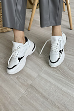 Кожаные женские кроссовки белого цвета с черными вставками 8018433 фото №2