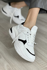 Кожаные женские кроссовки белого цвета с черными вставками 8018433 фото №3