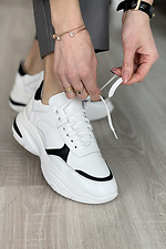 Кожаные женские кроссовки белого цвета с черными вставками 8018433 фото №4