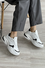 Кожаные женские кроссовки белого цвета с черными вставками 8018433 фото №6