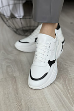 Кожаные женские кроссовки белого цвета с черными вставками 8018433 фото №7