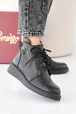 Schwarze Damen-Lederstiefel für Frühling und Herbst  2505436 Foto №1
