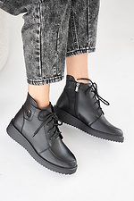 Schwarze Damen-Lederstiefel für Frühling und Herbst  2505436 Foto №2