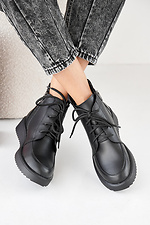 Schwarze Damen-Lederstiefel für Frühling und Herbst  2505436 Foto №3
