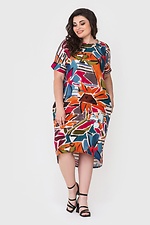 Асимметричное штапельное платье AVALINA с короткими рукавами в яркий абстрактный принт Garne 3040437 фото №1
