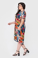 Асимметричное штапельное платье AVALINA с короткими рукавами в яркий абстрактный принт Garne 3040437 фото №3
