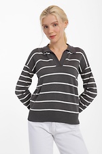 Жіночий вільний джемпер у смужку сірого кольору з відкладним коміром  4038439 фото №1