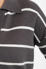 Женский свободный джемпер в полоску серого цвета с отложным воротником  4038439 фото №4