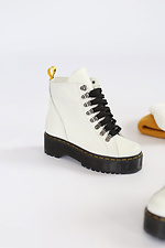 Белые кожаные ботинки весенние на черной платформе  4205443 фото №1