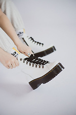 Белые кожаные ботинки весенние на черной платформе  4205443 фото №2