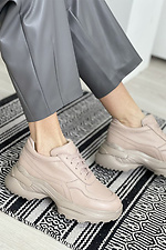 Кожаные женские кроссовки бежевого цвета на платформе  8018449 фото №4