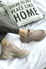 Кожаные женские кроссовки бежевого цвета на платформе  8018449 фото №6