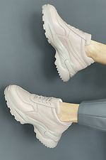 Кожаные женские кроссовки бежевого цвета на платформе  8018449 фото №10