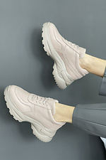 Кожаные женские кроссовки бежевого цвета на платформе  8018449 фото №11