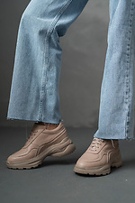 Кожаные женские кроссовки бежевого цвета на платформе  8018449 фото №17