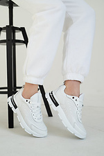 Шкіряні жіночі кросівки білого кольору  8018454 фото №1