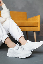 Кожаные женские кроссовки белого цвета 8018456 фото №1