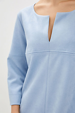 Прямое деловое платье из эко-замши голубого цвета со шлицей спереди Garne 3039457 фото №4