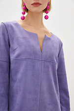 Прямое деловое платье из эко-замши фиолетового цвета со шлицей спереди Garne 3039459 фото №4