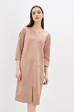 Прямое деловое платье из эко-замши кофейного цвета со шлицей спереди Garne 3039460 фото №1