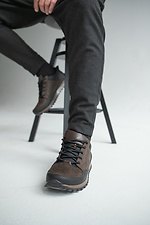 Шкіряні чоловічі кросівки коричневого кольору  8018461 фото №1