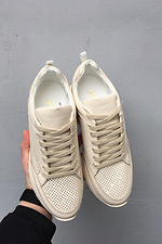 Летние кожаные кроссовки молочного цвета в перфорацию 8019464 фото №3