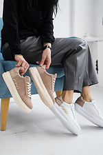 Кожаные женские кроссовки бежевого цвета на белой плоской подошве 8018469 фото №7
