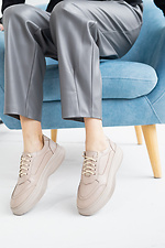 Кожаные женские кроссовки бежевого цвета на плоской подошве 8018470 фото №3